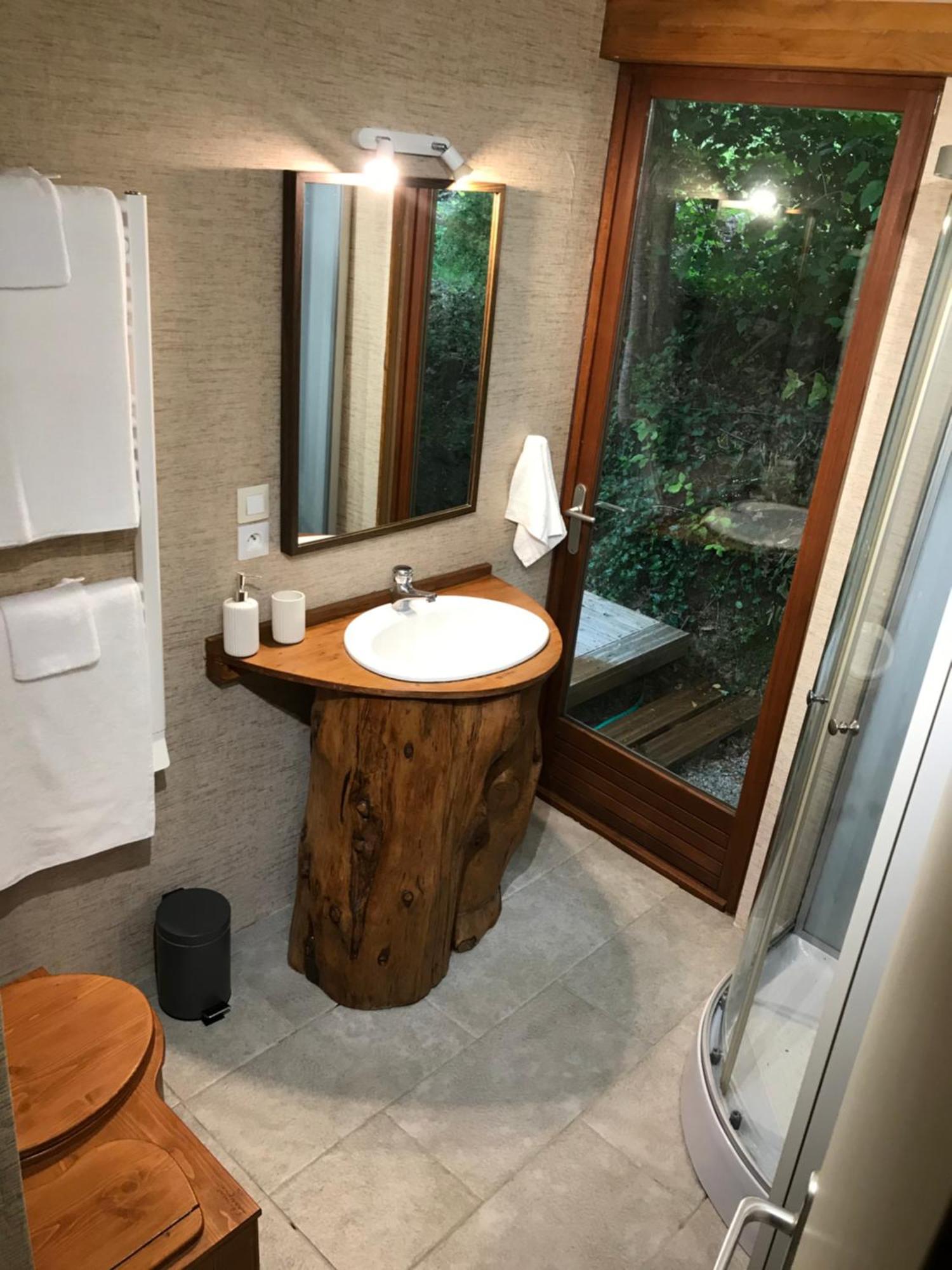 Bus Atypique Au Bord Du Canal Du Midi Et Au Coeur D'Une Foret 2 Chambres Villepinte  外观 照片